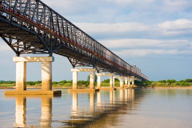 Irrawaddy Nehri Mandalay, Myanmar, Burma'daki çelik köprü. Metin için yer kopyalayın.