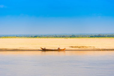 Mandalay, Myanmar - 1 Aralık 2016: Burma Irrawaddy Nehri'nin kıyısında bir balıkçı. Metin için yer kopyalayın.
