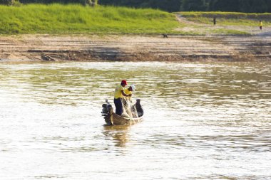Mandalay, Myanmar - 1 Aralık 2016: Burma, Irrawaddy Nehri üzerinde iki balıkçı. Metin için yer kopyalayın.