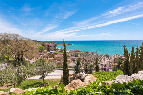 Tarragona, İspanya - 1 Mayıs 2017: Antik Roma amfitiyatro yanındaki.