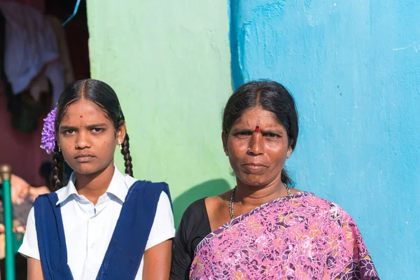 Puttaparthi, Andhra Pradesh - Hindistan - 09 Kasım 2016: Hintli bir kadın ve bir kız, açık havada portre.