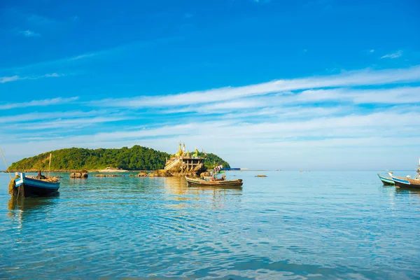 Ngapali, myanmar - 5. Dezember 2016: Fischerboote am Strand. Kopierraum für Text. — Stockfoto