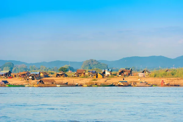Irrawaddy Nehri, Mandalay, Myanmar, Burma köyü. Metin için yer kopyalayın. — Stok fotoğraf