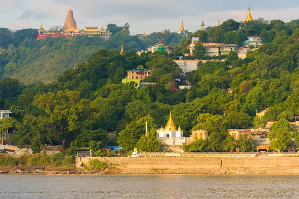 Mandalay, myanmar - 1. Dezember 2016: goldene Pagoden in sagaing hill, burma. — Stockfoto