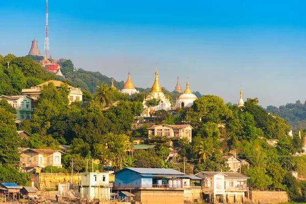 Mandalay, myanmar - 1. Dezember 2016: Goldene Pagoden in sagaing hill, burma. Kopierraum für Text. — Stockfoto