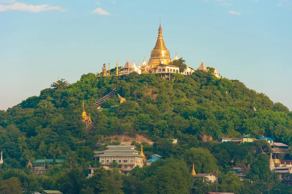 MANDALAY, MYANMAR - 1 DICEMBRE 2016: Golden Pagoda in Sagaing hill, Birmania. Copia spazio per testo . — Foto Stock