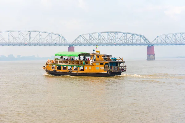 Mandalay, Myanmar - 1. prosince 2016: Turistická loď na řeky Irrawaddy, Barma. Kopírovat prostor pro text. — Stock fotografie