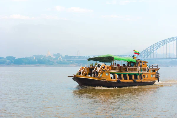 Mandalay, Myanmar - 1. prosince 2016: Turistická loď na řeky Irrawaddy, Barma. Kopírovat prostor pro text. — Stock fotografie