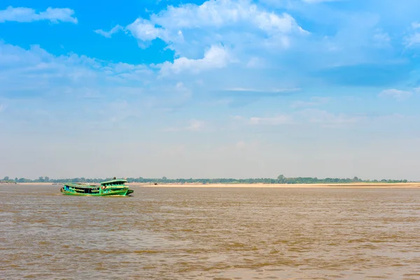 Barco turístico en el río Irrawaddy, Mandalay, Myanmar, Birmania. Copiar espacio para texto . — Foto de Stock