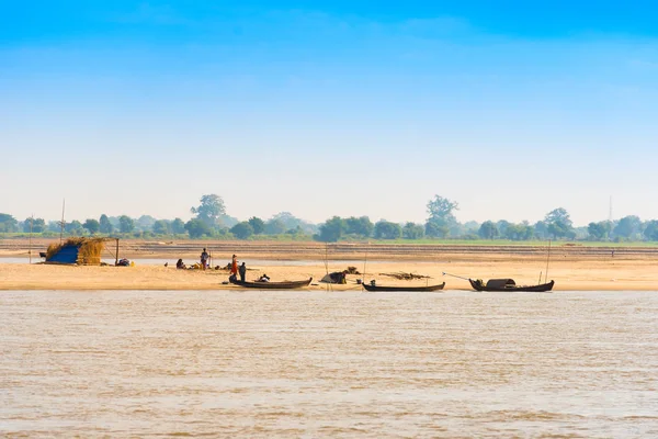 Rybáři na břehu Irrawaddy řeka, Mandalay, Myanmar, Barma. Kopírovat prostor pro text. — Stock fotografie