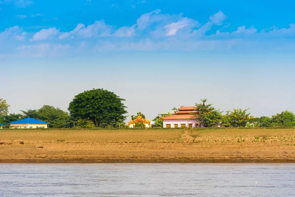 Budovy na břehu řeky Irrawaddy, Mandalay, Myanmar, Barma. Kopírovat prostor pro text. — Stock fotografie