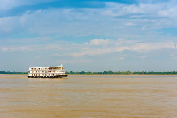 Barco turístico en el río Irrawaddy, Mandalay, Myanmar, Birmania. Copiar espacio para texto . — Foto de Stock