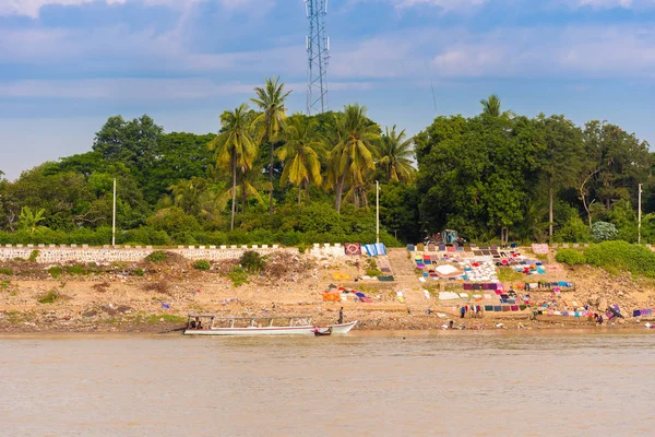 Wäschewaschen am Fluss Irrawaddy, Mandalay, Myanmar, Burma. Kopierraum für Text. — Stockfoto