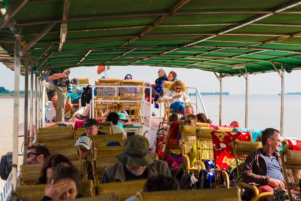 Mandalay, Myanmar - 1 Aralık 2016: Turist nehir Irrawaddy, Burma bir zevk teknede. — Stok fotoğraf