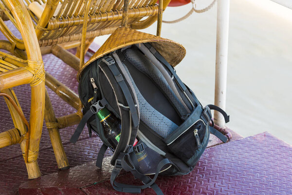 Рюкзак и азиатская коническая шляпа, Мандалай, Мьянма, Бирма. Крупный план
.