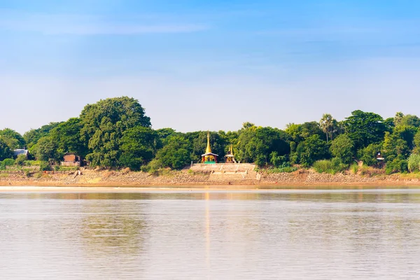 Jeden pagoda na břehu řeky Irrawaddy řeka, Mandalay, Myanmar, Barma. Kopírovat prostor pro text. — Stock fotografie