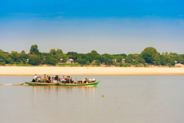 MANDALAY, MYANMAR - 1 DE DICIEMBRE DE 2016: Personas en un barco en el río Irrawaddy. Copiar espacio para texto . — Foto de Stock