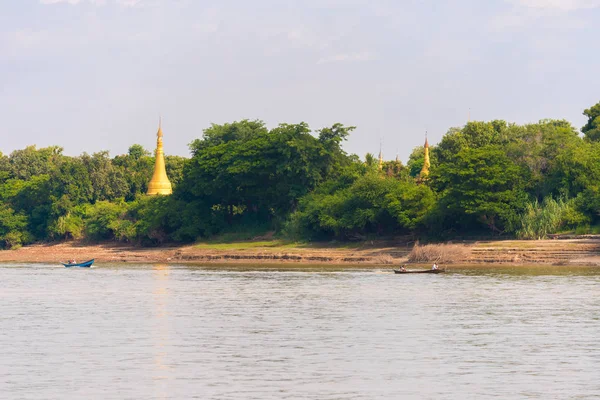 Egy pagoda a bankok az Irrawaddy folyó, Mandalay, Mianmar, Burma. Hely, a szöveg másolása. — Stock Fotó