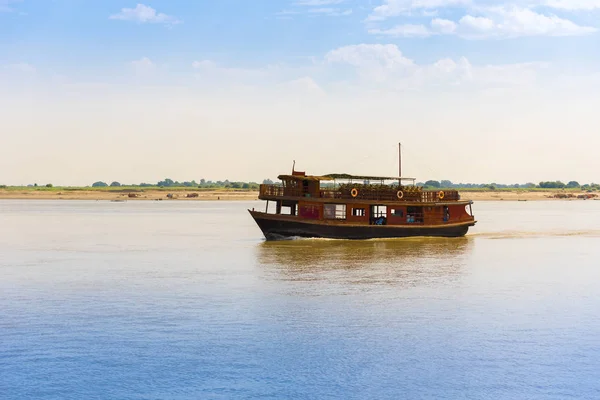 Rekreační člun na řece Irravarddy, Mandalay, Myanmar, Barma. Kopírovat prostor pro text. — Stock fotografie