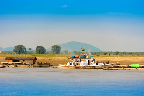 Barcos cerca de la orilla del río Irravarddy, Mandalay, Myanmar, Birmania. Copiar espacio para texto . — Foto de Stock