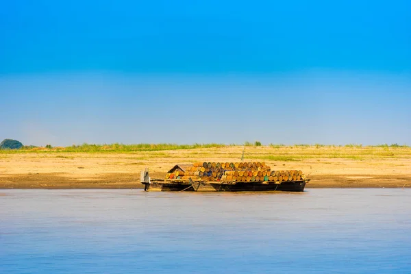 Balsa de madera con barriles en el río Irravarddy, Mandalay, Myanmar, Birmania. Copiar espacio para texto . — Foto de Stock