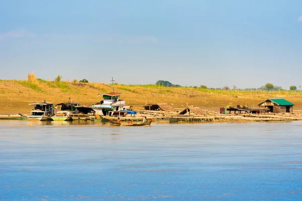 Mandalay, Myanmar - 1. prosince 2016: Lodě poblíž břehu řeky Irravarddy, Barma. Kopírovat prostor pro text. — Stock fotografie