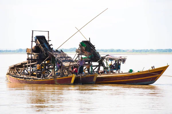 Mandalay, Myanmar - 1. prosince 2016: Plovoucí bagr k těžbě zlata a drahých kamenů, Irravarddy řeky, Barma. Kopírovat prostor pro text. — Stock fotografie