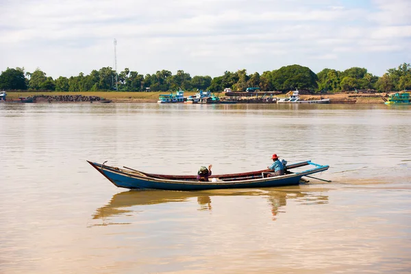 Mandalay, Barma - 1. prosince 2016: Muž a žena na lodi na řece Irravarddy, Barma. Kopírovat prostor pro text. — Stock fotografie