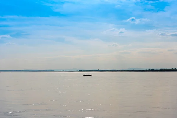 Rybáři na lodi na řece Irrawaddy v Mandalay, Myanmar, Barma. Kopírovat prostor pro text. — Stock fotografie