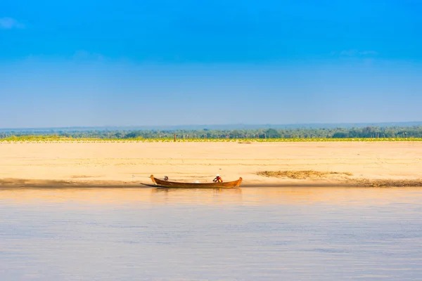 Mandalay, Myanmar - 1. prosince 2016: Rybář na břehu řeky Irrawaddy, Barma. Kopírovat prostor pro text. — Stock fotografie