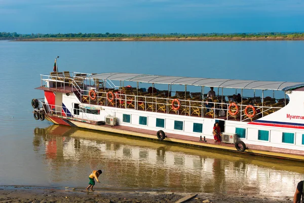 Bagan, Mianmar - 1. prosince 2016: Turistická loď na břehu řeky Irrawaddy, Barma. Kopírovat prostor pro text. — Stock fotografie
