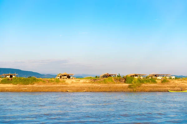 I contadini che lavorano sulla riva del fiume Irrawaddy, Mandalay, Myanmar, Birmania. Copia spazio per testo . — Foto Stock