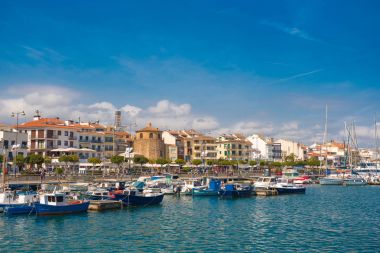 Cambrils, İspanya - 30 Nisan 2017: Liman ve şehir waterfront görünümünü Kilisesi Saint Peter orta ve Torre del Port ile. Metin için yer kopyalayın.