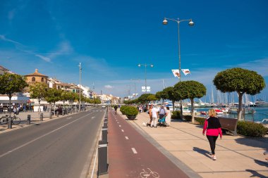 Cambrils, İspanya - 30 Nisan 2017: Sahil mesire. Metin için yer kopyalayın.
