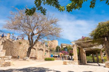 Tarragona, İspanya - 1 Mayıs 2017: Antik Roma amfitiyatro yanındaki.