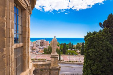 Tarragona, İspanya - 1 Mayıs 2017: Augustus Caesar heykel ve deniz. Metin için yer kopyalayın.