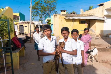 Puttaparthi, Andhra Pradesh - Hindistan - 09 Kasım 2016: Hint okul çağındaki çocuklar üniforma giymiş street, açık poz olan.