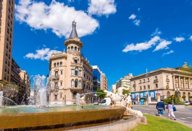 Tarragona, İspanya - 1 Mayıs 2017: Çeşme Dört Kıta tasvir eden heykeller ile dekore edilmiştir. Yüzyıl'ın çeşme. Tarragona ticaret odası. Metin için yer kopyalayın.