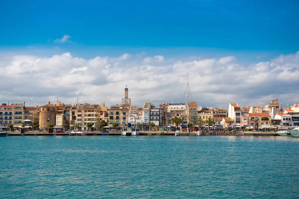 CAMBRILS, ESPAGNE - 30 AVRIL 2017 : Vue du port et du front de mer de la ville avec l'église de Saint-Pierre au milieu et Torre del Port. Espace de copie. Espace de copie pour le texte . — Photo