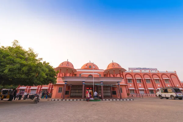 PUTTAPARTHI, ANDHRA PRADESH - INDE - 09 NOVEMBRE 2016 : Gare ferroviaire. Espace de copie pour le texte . — Photo