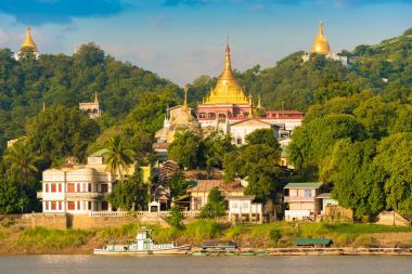 Mandalay, Myanmar - 1 Aralık 2016: Altın pagodadan Sagaing Hill, Burma. Metin için yer kopyalayın.