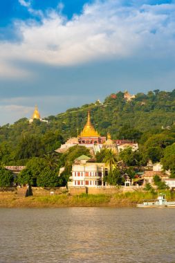 Mandalay, Myanmar - 1 Aralık 2016: Altın pagodadan Sagaing Hill, Burma. Metin için yer kopyalayın. Dikey.