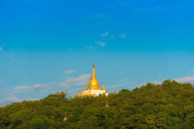 Mandalay, Myanmar - 1 Aralık 2016: Golden Pagoda Sagaing Hill, Burma. Metin için yer kopyalayın.