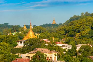 Mandalay, Myanmar - 1 Aralık 2016: Altın pagodadan Sagaing Hill, Burma. Metin için yer kopyalayın.