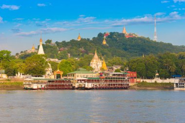 Mandalay, Myanmar - 1 Aralık 2016: Sagaing şehir bağlantı noktası. Altın pagodadan, Burma. Metin için yer kopyalayın.