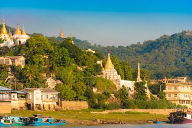 Mandalay, Myanmar - 1 Aralık 2016: Altın pagodadan Sagaing Hill, Burma. Metin için yer kopyalayın.
