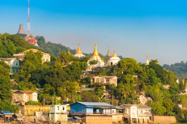 Mandalay, Myanmar - 1 Aralık 2016: Altın pagodadan Sagaing Hill, Burma. Metin için yer kopyalayın.