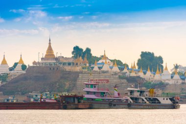 Mandalay, Myanmar - 1 Aralık 2016: Altın pagodadan, Burma bir arka plan bağlantı noktası. Metin için yer kopyalayın.