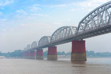 Irrawaddy Nehri Mandalay, Myanmar, Burma'daki çelik köprü. Metin için yer kopyalayın.