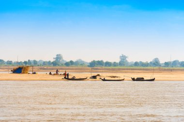 Irrawaddy Nehri, Mandalay, Myanmar, Burma kıyısında balıkçılar. Metin için yer kopyalayın.